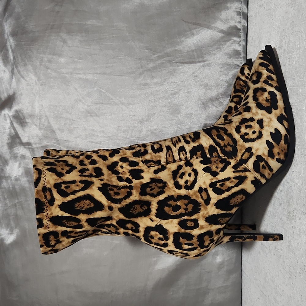 NWOT AZLEA WANG Leopard Print Stiletto Ankle Boots Size 11. - Picture 3 of 14